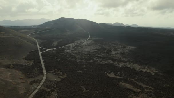 Вулканический Ландшафт Национального Парка Тиманфайя Гористая Местность Облачном Фоне Канарские — стоковое видео