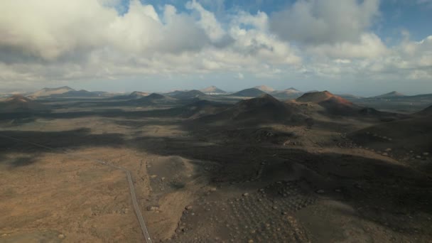 Dron Pohled Sopečné Krajiny Národního Parku Timanfaya Hornatý Terén Oblačném — Stock video