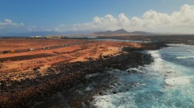 Lanzarote Adası Playa de La Isleta plajı. Kanarya, Avrupa, İspanya. Seyahat yerleri, İspanyol tatil beldeleri ve ünlü yerler konsepti.
