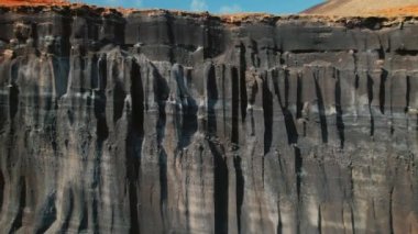 Drone bakış açısı, Lanzarote, Stratified City 'deki en eşsiz kaya oluşumlarından biridir (İspanyolca olarak Antigua rofera de Teseguite olarak bilinir). Kanarya Adaları. İspanya