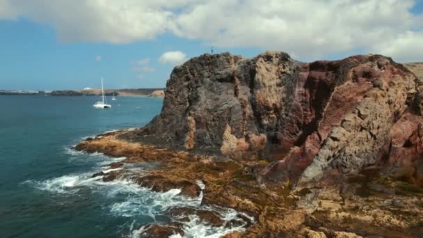 在兰萨罗特的岩石海岸线上 有很多岩石 最受欢迎的帕帕卡约拉克拉和德尔波佐海滩兰萨罗特 游艇在大西洋湾 旅游目的地概念 加那利群岛 西班牙 — 图库视频影像