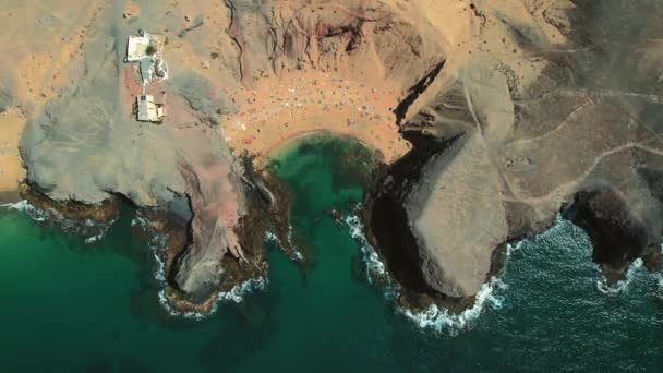 ビューのドローンポイントは 直接ランサローテの砂浜の上 人々はランサローテの最も人気のあるパパガヨビーチ 白い砂の入り江 大西洋の湾 クリスタルクリア 緑の水でリラックスします スペイン — ストック動画