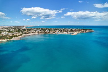Hava panoramik insansız hava aracı manzaralı Cabo Roig sahil şeridi mavi Akdeniz Deniz Burnu manzaralı güneşli yaz gününde kumsala yakın yerleşim binaları. Alicante ili, Costa Blanca. İspanya