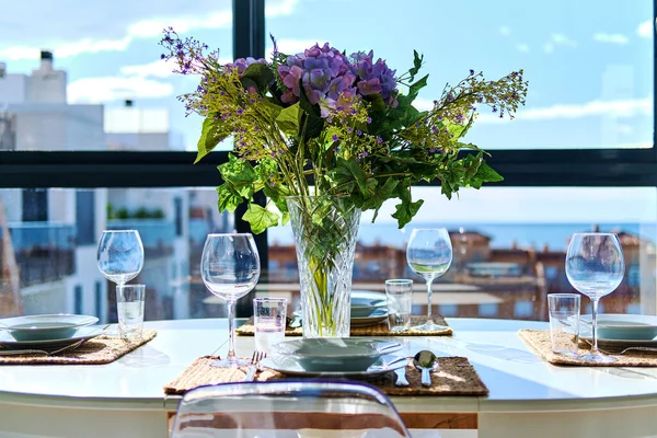 Hermoso Arreglo Mesa Con Ramo Natural Flores Violetas Jarrón Lugares —  Fotos de Stock