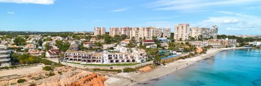 Dehesa de Campoamor 'un Costa Blanca' daki kumlu plajlı, İspanyol tatil köyündeki panoramik görüntülerini çektik. Seyahat ve turizm konsepti, Alicante ili. İspanya