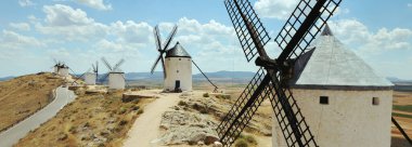 Hava görüntüsü, Consuegra şehrinin ünlü yel değirmenleri Castilla-La Mancha sembolü bulutlu gökyüzüne karşı tepelerde bulunan yel değirmenleri. Miras, İspanyol simgeleri konsepti