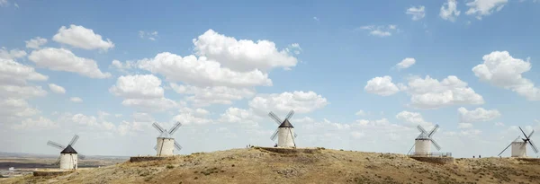 콘수에 마을의 카스티 만차의 구름낀 하늘에 언덕에 스페인의 랜드마크 — 스톡 사진