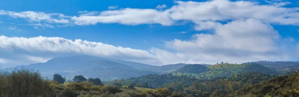 Lege Landelijke Weg Die Leidt Naar Bergketen Omringend Landschap Met — Stockfoto