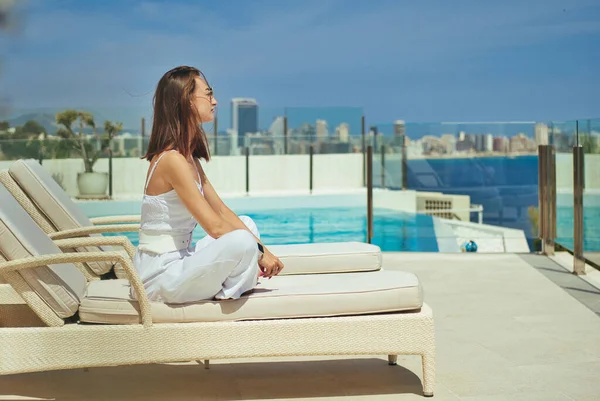 Jonge Vrouw Wit Zomerpak Zitten Zonnebank Luxe Villa Terras Bewonderen — Stockfoto