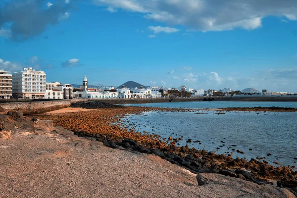 Volkanik kayalar, Atlantik Okyanusu kıyısındaki Arrecife kasabasının boş plajları. Kanaryalar, Lanzarote Adası. İspanya. Seyahat yerleri ve turizm konsepti