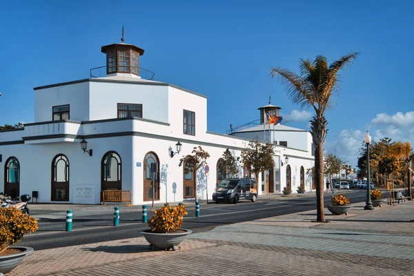 阿雷西夫 兰萨罗特 2022年2月20日 阿雷西夫市议会大楼外墙 蓝天背景清晰 旅游目的地 地方地标概念 西班牙 加那利 兰萨罗特岛 — 图库照片