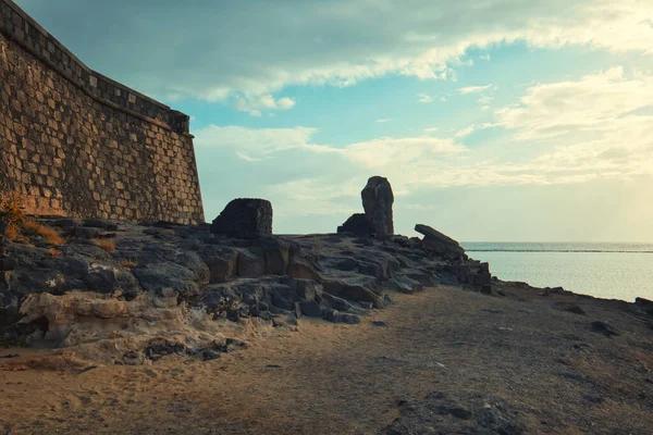 วนหน งของ Castillo San Gabriel บนชายฝ นหาดทรายของ Lanzarote ชายฝ งมหาสม — ภาพถ่ายสต็อก