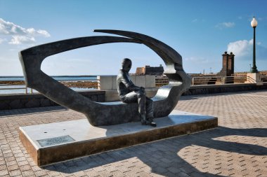 Arrecife, Lanzarote - 20 Şubat 2022: La mirada de Cesar veya Arrecife Seafront Bulvarı 'na dikilmiş Cesar Anıtı. Kanarya Adaları, İspanya. Seyahat yerleri, turistik eğlence konsepti