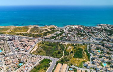 Havadan panoramik çekim, İHA bakış açısı Playa Flamenca kasaba kıyı şeridi ve Akdeniz 'in turkuaz suları. Costa Blanca, Alicante ili. İspanya. Seyahat ve turizm kavramı