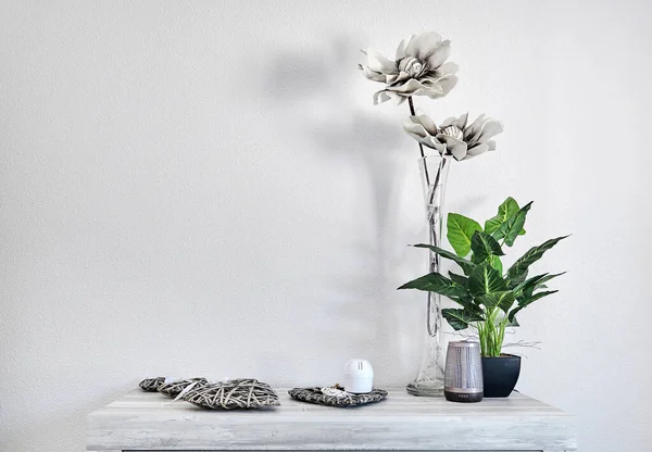 花瓶中的盆栽绿色自然和灰色人造花卉 桌上挂着可爱的家居用品 白墙背景 仿制室内装饰理念 — 图库照片