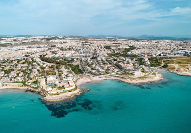 Playa Flamenca sahilinde konut binaları, güneşli yaz gününde Akdeniz 'in turkuaz körfezi boyunca uzanan patika. Costa Blanca, Alicante vilayeti. İspanya. Seyahat ve tatil kavramı