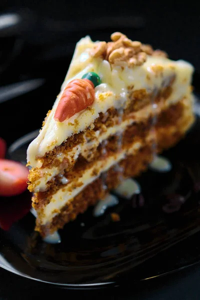 Vertical Shot Close View Carrot Cake — Fotografia de Stock