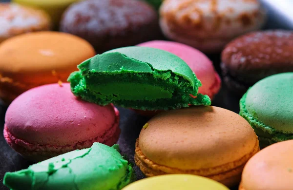 Tradiční Francouzské Rozmanité Dezerty Ovocná Chuť Pestrobarevné Macaron Zblízka Záběr — Stock fotografie