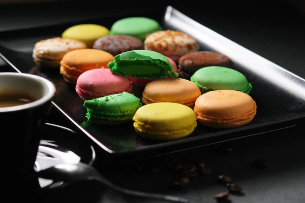 Tradiční Francouzské Rozmanité Dezerty Ovocná Chuť Pestrobarevné Macaron Podávané Kávou — Stock fotografie