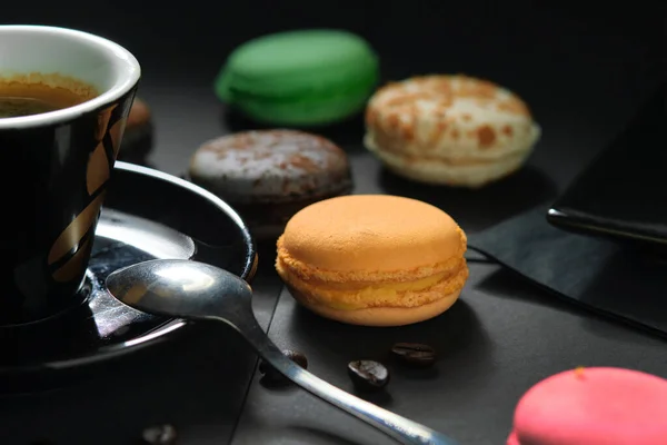 Traditionele Franse Desserts Fruit Smaak Multi Gekleurde Macaron Een Bord — Stockfoto