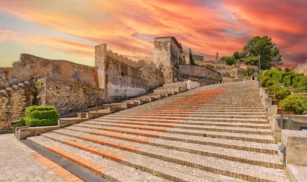 在明亮的五彩缤纷的日落中 西班牙的Xativa城堡或Castillo Xativa古堡的风景如画 旅游目的地 旅游地概念 西班牙 — 图库照片