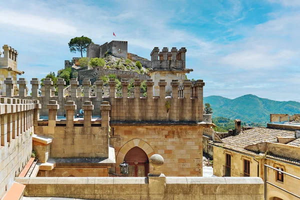 在阳光明媚的夏日 西班牙Xativa城堡或Castillo Xativa古堡的风景如画 旅游目的地 旅游地概念 西班牙 — 图库照片