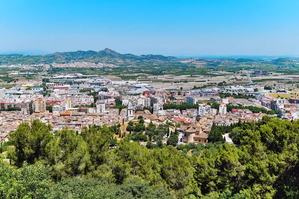 从上面俯瞰全景到夏蒂瓦城风景 从山顶上俯瞰着著名的夏蒂瓦古城墙 旅游目的地 旅游地概念 西班牙 — 图库照片