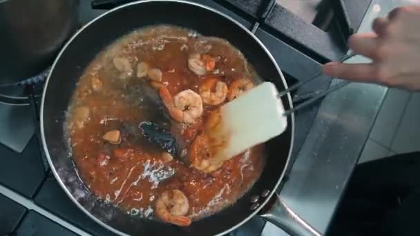 Kitchen Restaurant Unknown Male Chef Stirs Shrimps Sauce Frying Pan — Vídeos de Stock