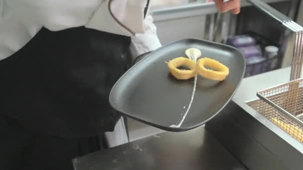 Mãos Chef Masculino Irreconhecível Restaurante Cozinha Que Serve Cozinhados Anéis — Vídeo de Stock