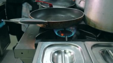 Restoranın mutfağındaki tencere ve tavalar.