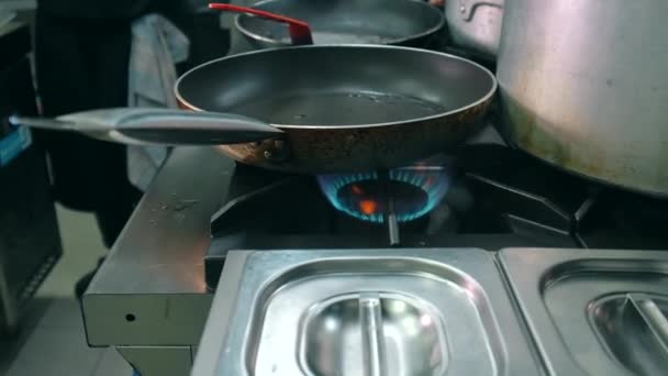 Горщики Сковороди Плиті Кухні Ресторану — стокове відео