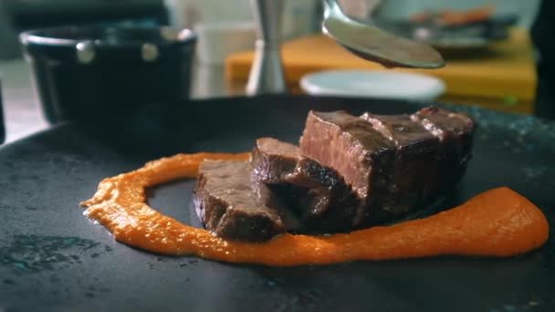Close Chef Masculino Irreconhecível Mantém Caldo Conchas Sobre Carne Prato — Vídeo de Stock