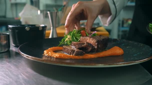 Unknown Male Chef Hands Add Piece Meat Fresh Natural Vegetable — Vídeos de Stock