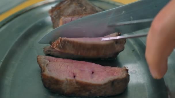 Aus Nächster Nähe Betrachten Unbekannte Männliche Küchenchef Hand Die Messer — Stockvideo