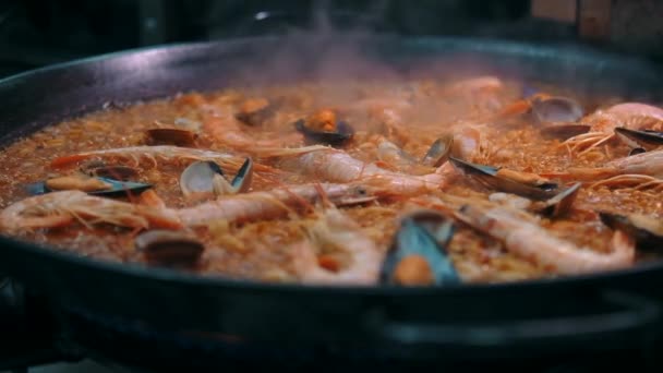 Close Slow Motion View Seafood Paella Cooked Frying Pan Traditional — Vídeos de Stock