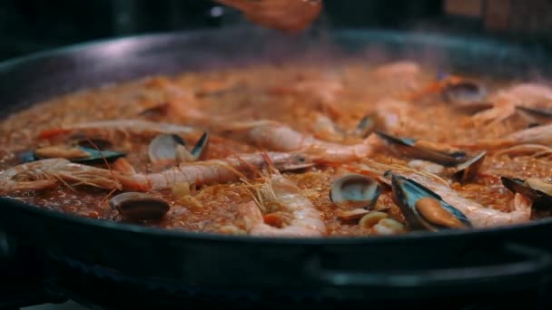 Close Slow Motion View Seafood Paella Cooked Frying Pan Traditional — Vídeos de Stock