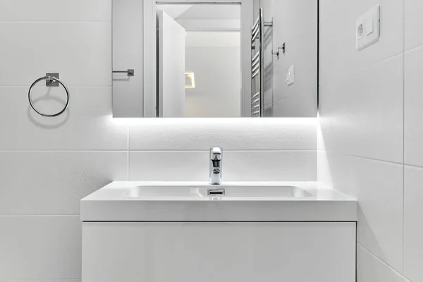 Üres Fehér Modern Fürdőszoba Tiszta Megvilágított Tükörrel Mosogatóval Belsőépítészeti Részletek — Stock Fotó