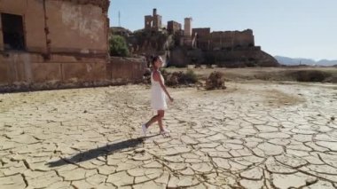 Kadın turist Murcia 'daki eski terk edilmiş Mezar madenlerini güneşli yaz günlerinde mavi gökyüzü arka planında ziyaret ediyor. Seyahat yerleri. Avrupa. İspanya
