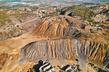 Panoramik hava görüntüsü, güneşli yaz gününde Murcia 'daki eski terk edilmiş Mazarron madenlerinden insansız hava aracı bakış açısı. Mineral çıkarma endüstrisi, tarih konsepti. İspanya 