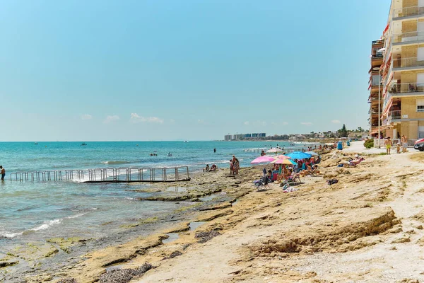 Torrevieja Spain August 2022 Tourists Sunbathing Rocky Beach Enjoy Mediterranean —  Fotos de Stock