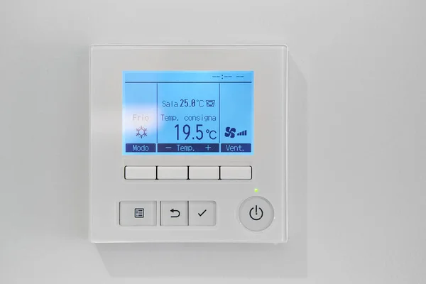 Close Shot Mounted White Wall Climate Control Show Degrees Indoor — 图库照片