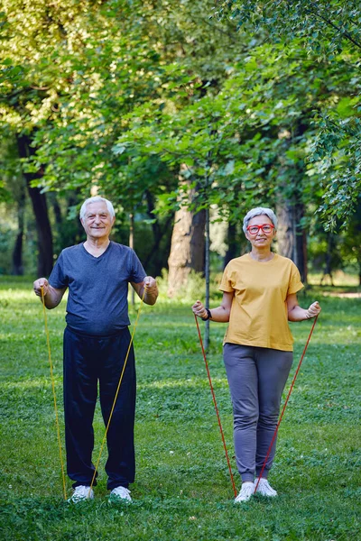 Son Sınıf Eşleri Spor Kıyafetlerini Giyer Sabahları Parkta Egzersiz Yapar — Stok fotoğraf