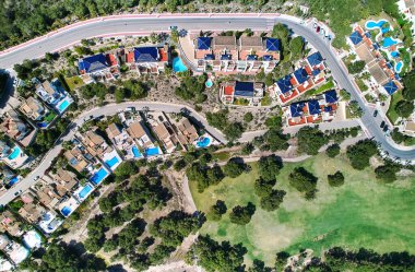 Hava aracı bakış açısı modern banliyö evleri ve çevresindeki çayırlar. Costa Blanca, Alicante ili. İspanya