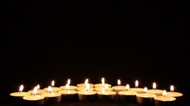 Karanlığın içinde birçok mumlar