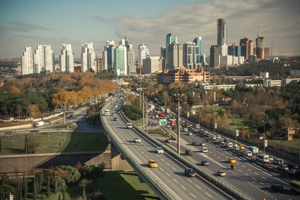 Modern gökdelenler ve yoğun trafik