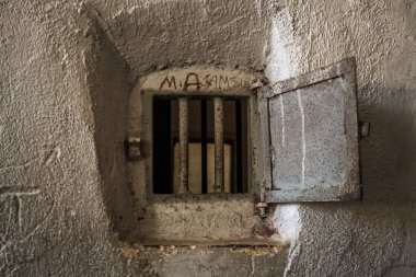 터키에 버려진된 역사적인 감옥의 창
