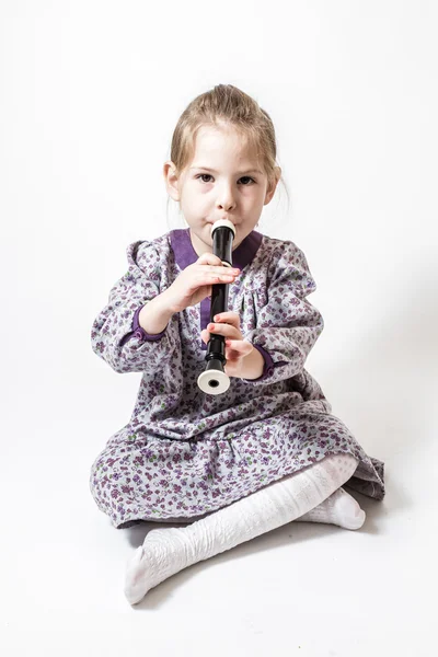 Μικρό κορίτσι που παίζει τη φλογέρα — Φωτογραφία Αρχείου