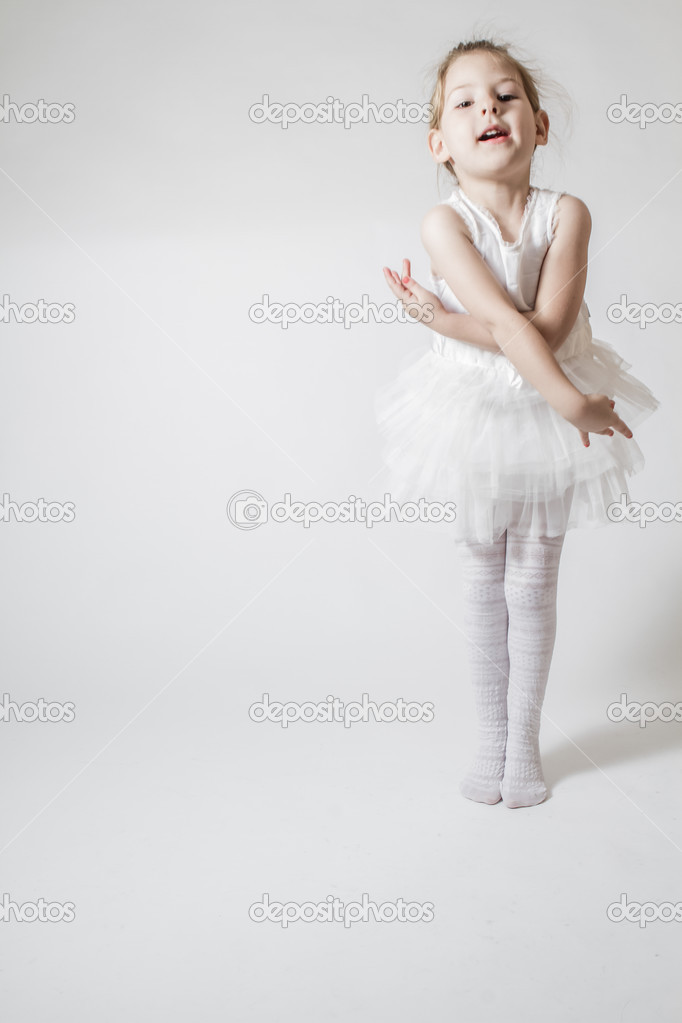 Lille Ballerina på Ballet Træning — Stock-foto © #37882051