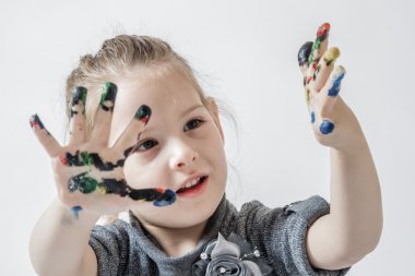 küçük kız renkleri ile oynama