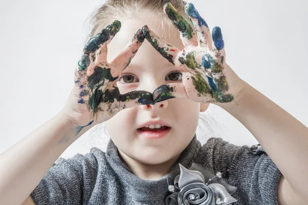 Niña jugando con los colores — Foto de Stock